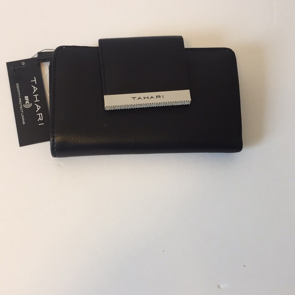 🆕 Tahari Fold Clasp Wallet